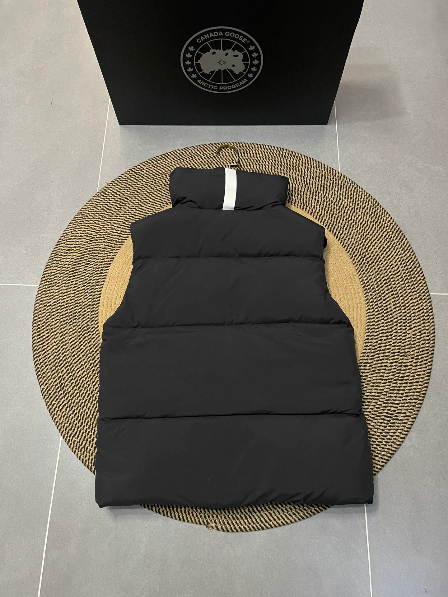 P500 Style number: Y108 Black, top pure quality, white label capsule vest for couples. Design concept: new limited edition white label vest, same style for men and women, filled with 625 fill power white goose down, and the fabric has a satin feel. Suitable for wearing in spring and autumn in various cities, this round neck design is classic and versatile, and has good thermal insulation effect! Fabric + Features: Fabric: 85% polyester, 15% cotton, windproof and waterproof Lining: 100% polyester, windproof and waterproof Filling: 80% pure white duck down, 20% pure white feather Fill power: 625 Care instructions: Dry clean Pockets: Straight insert + diagonal insert Pocket Zipper: Genuine ykk two-way entrance zipper tei temperature and feeling index 1: lightweight minus 5 degrees to 5 degrees. Technology: The fabric is made of cordura polyamide fabric, which is a new functional fabric and a leading technology product. The durability is 2 times higher than ordinary nylon fabric. Wear resistance, strong tear resistance, good hand feel and good color.   The liner is filled with imported 625 fill power 80 white duck down, and the liner is reinforced with anti-runaway velvet liner. The fly on the front center fly is designed with snap buttons to prevent ventilation and rain. Whether it is hiking, urban walking or polar exploration, this style can help you find the Canada Goose vest that suits your body, activities and lifestyle. Size: XS-XL
